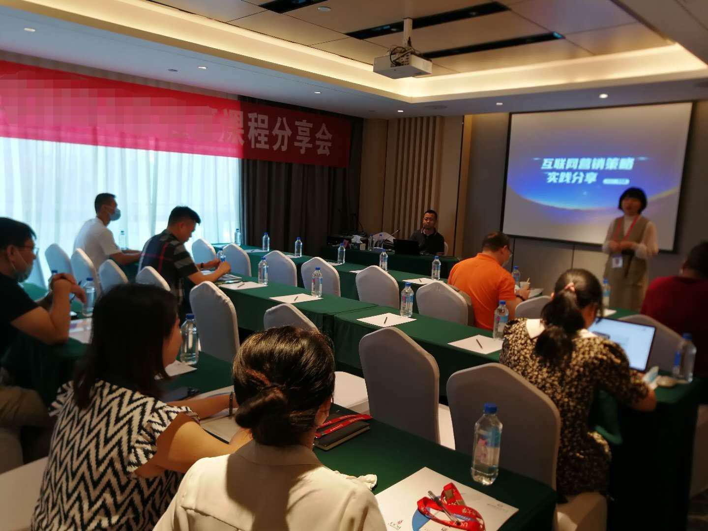 【授課動(dòng)態(tài)】品牌提升與新媒體營銷專家宗冀鵬老師為重慶企業(yè)家講授《互聯(lián)網(wǎng)營銷》課程